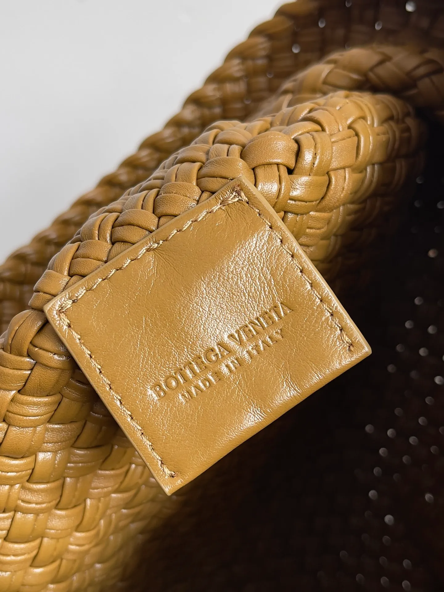 Batch 5760 BV collectible small woven handbags are really YYDS!! Bottega Veneta’s most classic small woven handbags are back! ! We use the highest quality leather with the highest craftsmanship❤️ to create the most expensive works. We have created the original Intrecciato leather weaving process❤️ This unique traditional exclusive leather weaving method has not only become our logo but also reflects the time-consuming and labor-intensive craftsmanship of our products❤️ The new TOSCA handbag must be a selection worth collecting🆕 Style number: 716974 Size: 27*9*18cm